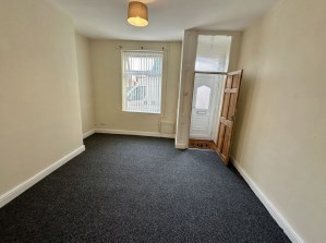 Lovely 2 bed property to rent on Broadway Street, Oldham, OL8 1LP