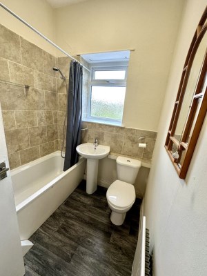 Lovely 2 bed property to rent on Broadway Street, Oldham, OL8 1LP