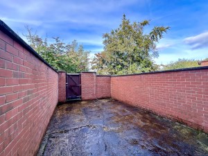 Lovely 2 bed property to rent on Broadway Street, Oldham, OL8 1LP
